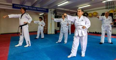 Bari, i nonni che praticano il Taekwondo: Ci divertiamo a sferrare calci e pugni in volo